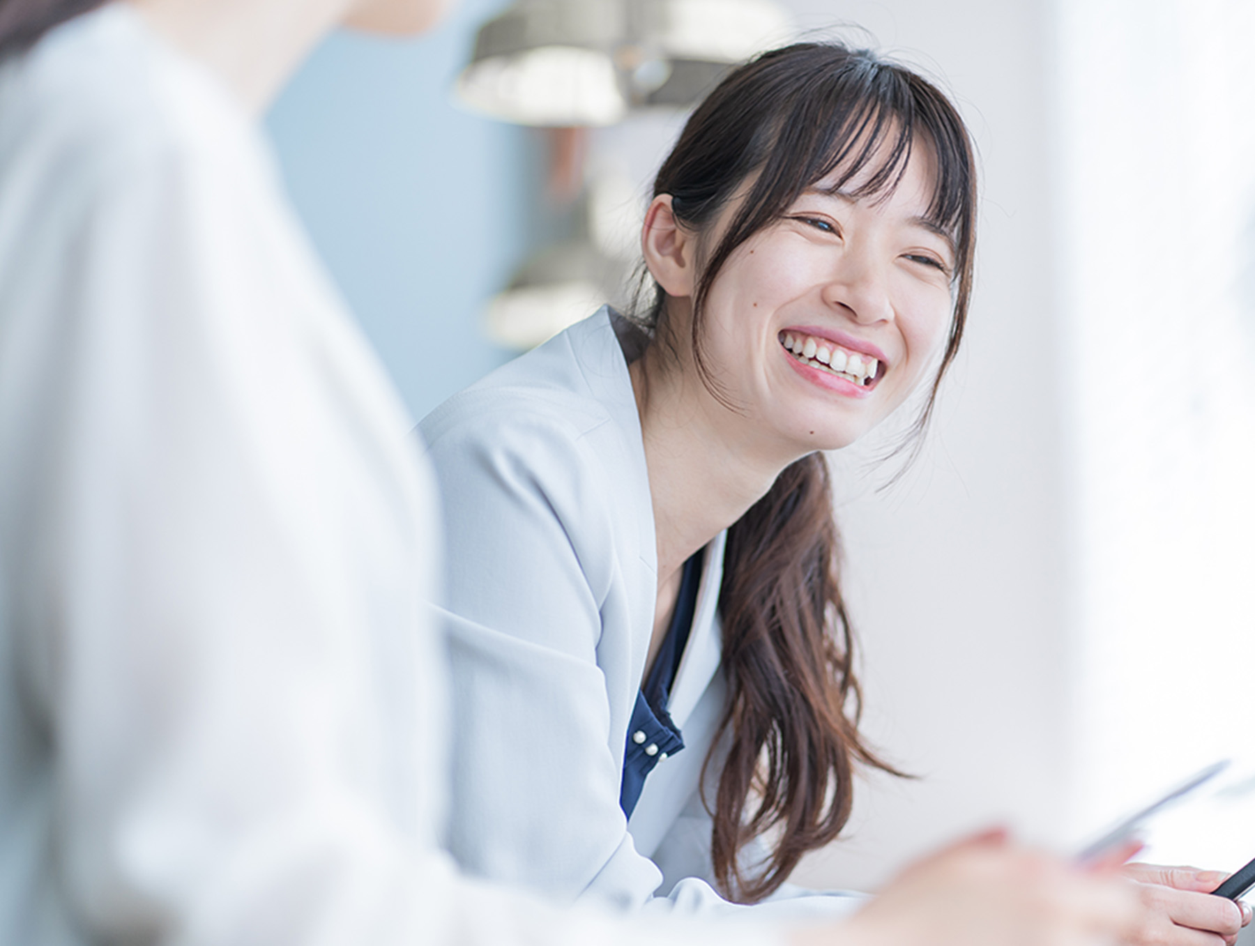 柔らかな笑顔の社員